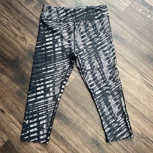 Under Armour Gray Print Capri Workout Tights